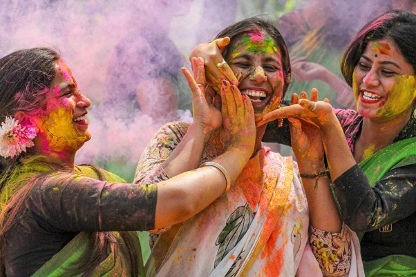 पश्चिम बंगाल के नादिया जिले में होली के त्योहार से पहले रंग खेलती महिलाएं