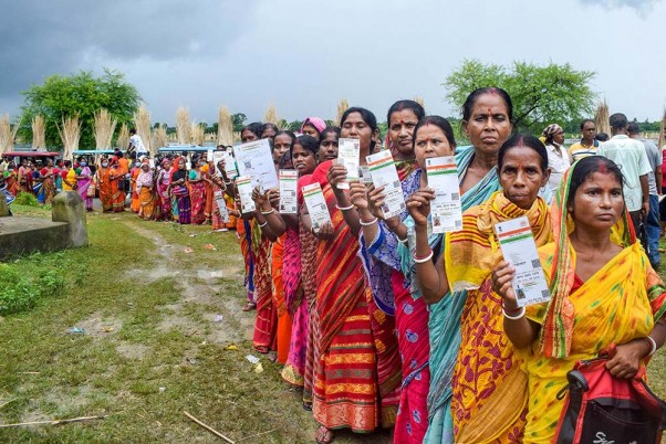कोरोना वैक्सीन की दूसरी डोज के लिए नदिया के सरकारी अस्पताल में लगी लोगों की भीड़