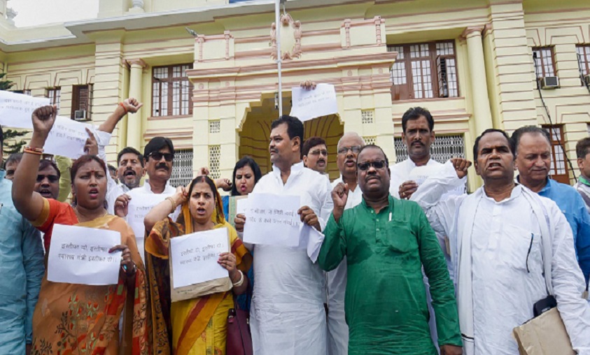 एक्यूट इंसेफेलाइटिस से बच्चों की मौत पर बिहार विधानसभा के सामने प्रदर्शन करते विधायक
