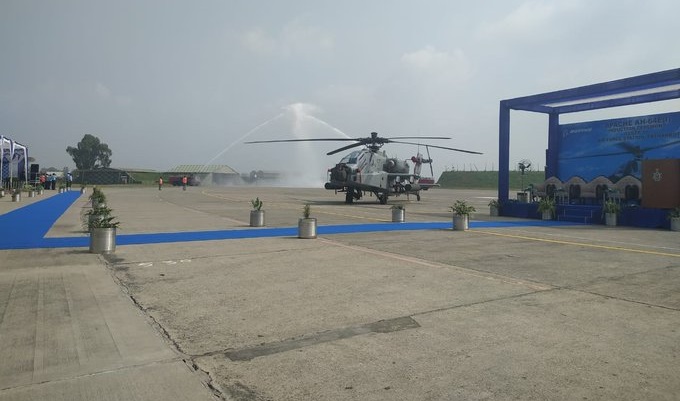 पठानकोट एयर बेस में अपाचे हेलिकॉप्टरों को शामिल करने से पहले वाटर कैनन की सलामी का नजारा