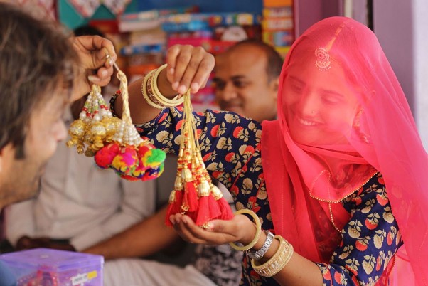 ब्यावर में रक्षाबंधन त्योहार से पहले राखी खरीदती महिला