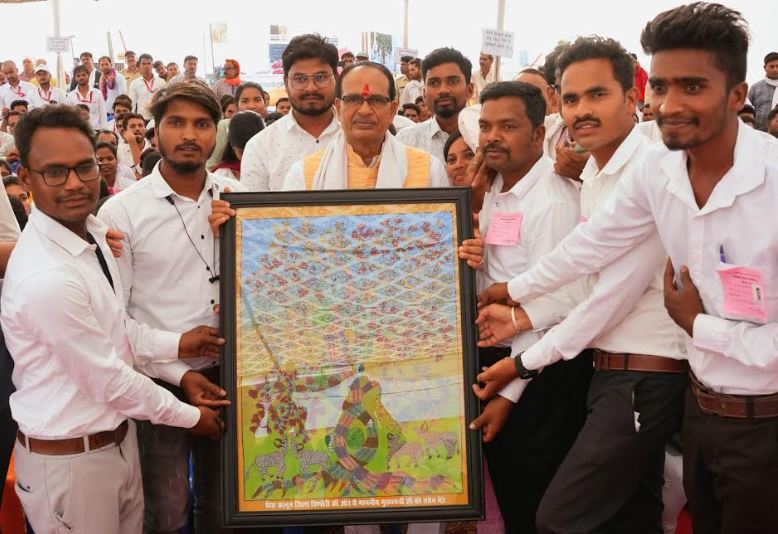 मध्यप्रदेश: मुख्यमंत्री शिवराज सिंह चौहान ने दी 