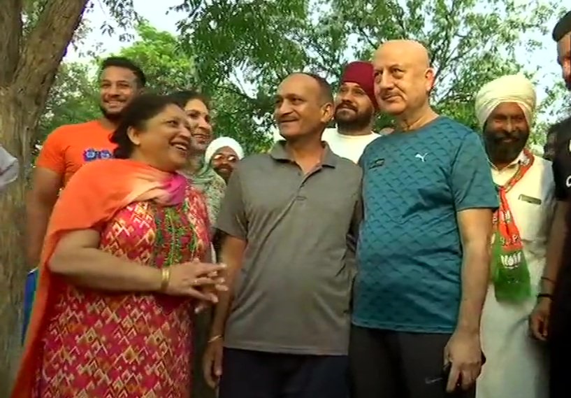चंडीगढ़ के शिवालिक पार्क, मनीमाजरा में अपनी पत्नी और भाजपा उम्मीदवार किरण खेर के लिए प्रचार करते अभिनेता अनुपम खेर