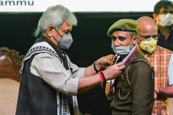 उपराज्यपाल मनोज सिन्हा ने जम्मू में वन रक्षकों के तीन बैचों के पासिंग गार्ड प्रशिक्षण कार्यक्रम के दौरान कैडेट का सम्मान