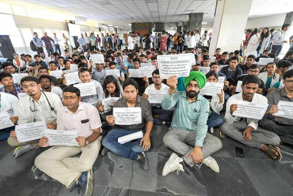 राज्यसभा में नेशनल मेडिकल कमीशन (एनएमसी) बिल पेश करने के विरोध में हड़ताल के दौरान एम्स के डॉक्टर