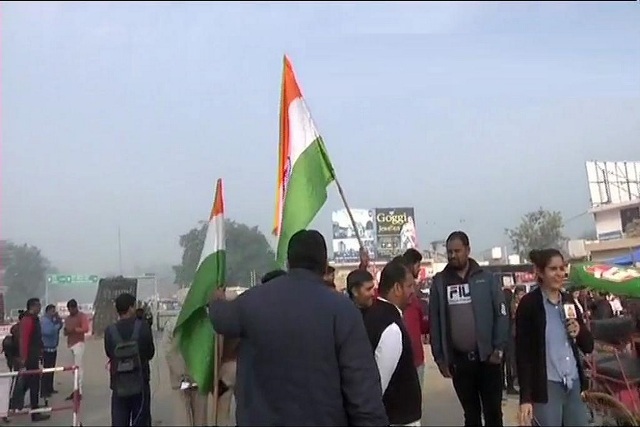 अटारी-वाघा बॉर्डर पर विंग कमांडर अभिनंदन के स्वागत के लिए हाथ में तिरंगा लेकर इकट्ठा हुए लोग