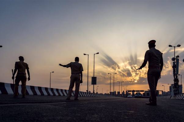 कोरोना वायरस के मद्देनजर देशभर में लॉकडाउन के दौरान मुंबई में बांद्रा रिक्लेमेशन पर वाहनों की जांच करते पुलिसकर्मी