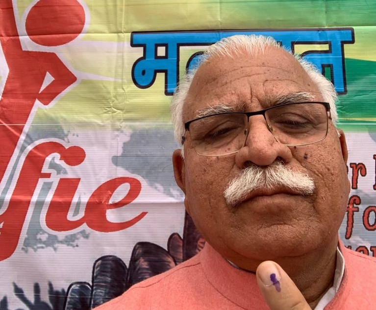 हरियाणा के मुख्यमंत्री मनोहर लाल खट्टर ने करनाल में एक मतदान केंद्र पर अपना वोट डाला