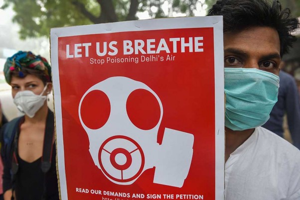 नई दिल्ली में वायु प्रदूषण को कम करने के उपायों को लागू करने की मांग को लेकर विरोध मार्च के दौरान डेमोक्रेटिक यूथ फेडरेशन ऑफ इंडिया और जन स्वास्थ्य अभियान के सदस्य