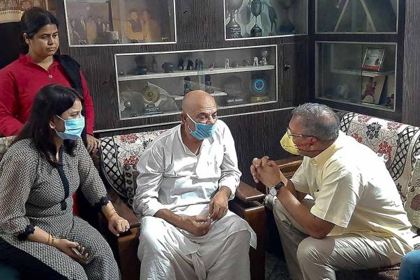 पटना में दिवंगत अभिनेता सुशांत सिंह राजपूत के पिता कृष्ण कुमार सिंह से मुलाकात करते बॉलीवुड अभिनेता नाना पाटेकर
