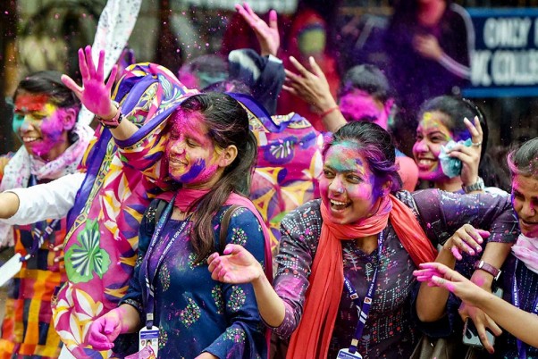 पटना महिला कॉलेज की छात्राएं  परीक्षा के अंतिम दिन गुलाल के साथ होली समारोह मनाती हुई