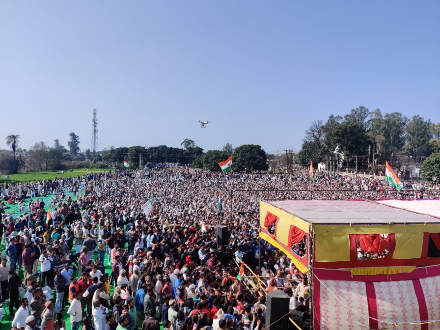 यूपी के शामली में आयोजित महापंचायत में बड़ी संख्या में शामिल हुए किसान