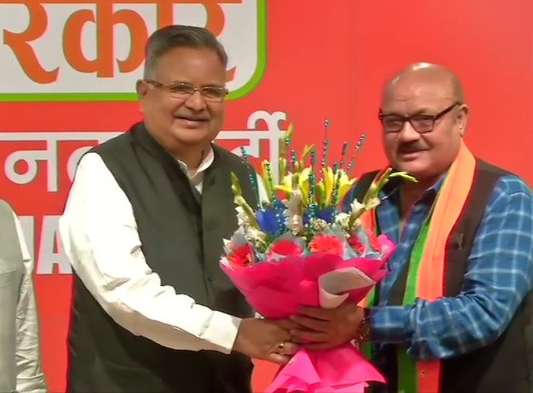 छत्तीसगढ़ के पूर्व सीएम रमन सिंह की मौजूदगी में बीजेपी में शामिल हुए अभिनेता अरुण बख्शी