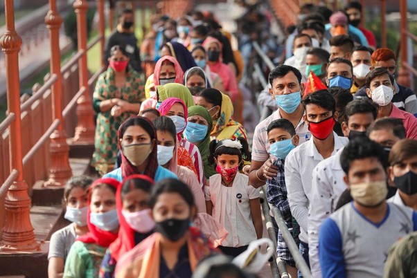 जम्मू में चल रहे नवरात्रि उत्सव के दौरान एक काली मंदिर में दर्शन करने के लिए एक कतार में खड़े श्रद्धालु