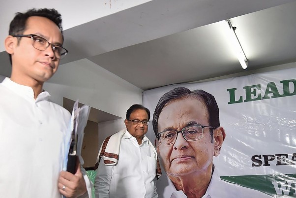 कोलकाता में प्रदेश कांग्रेस कार्यालय में सीएए-एनपीआर-एनआरसी के प्रशिक्षण शिविर के दौरान पूर्व केंद्रीय मंत्री और वरिष्ठ कांग्रेस नेता पी चिदंबरम और पार्टी सांसद गौरव गोगोई