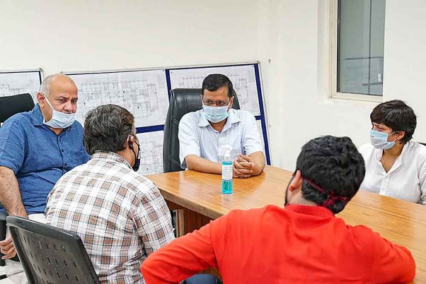 नई दिल्ली के बुराड़ी में 450 बेड वाले एक कोविड केयर सेंटर का जायजा लेते दिल्ली के सीएम अरविंद केजरीवाल और डिप्टी सीएम मनीष सिसोदिया