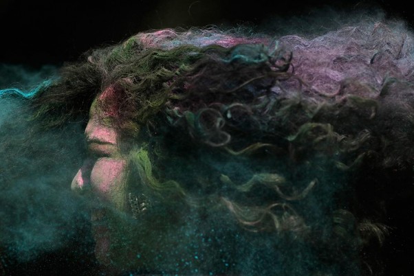 मुंबई में होली के दौरान एक महिला