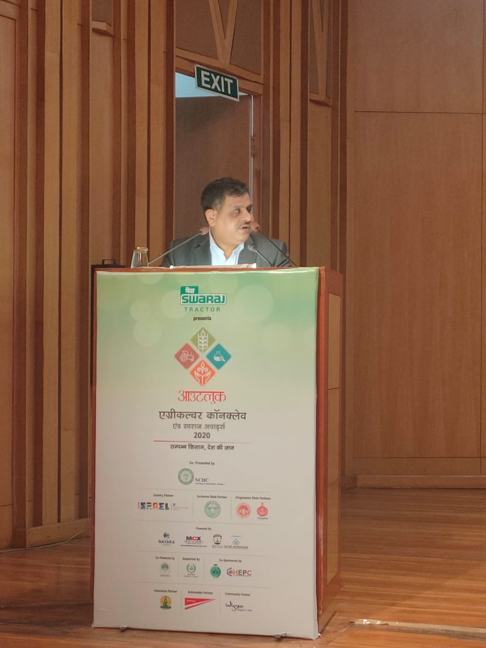 आउटलुक एग्रीकल्चर कॉनक्लेव के मंच पर विशेषज्ञ और संबोधित करते आउटलुक हिंदी के संपादक हरवीर सिंह