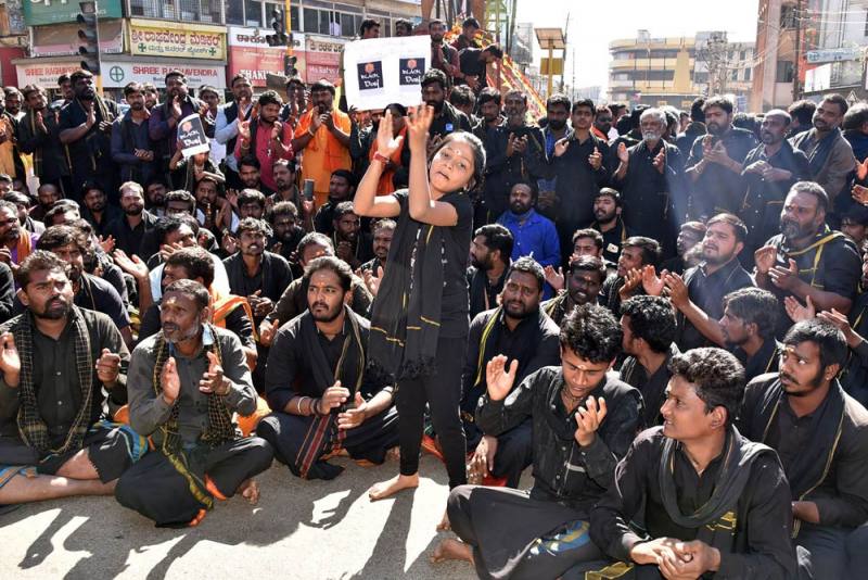 भगवान अय्यपा के सबरीमला मंदिर में दो महिलाओं के प्रवेश पर हुबली में विरोध प्रदर्शन