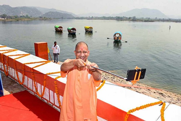 चित्रकूट के रसीन डैम प्रोजेक्ट के उद्घाटन पर सेल्फी लेते यूपी सीएम योगी आदित्यनाथ