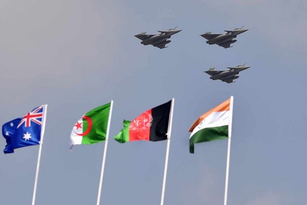 बेंगलुरू में एयरो इंडिया 2021 शो के 13 वें संस्करण के उद्घाटन में दिखे भारतीय वायु सेना के राफेल विमान