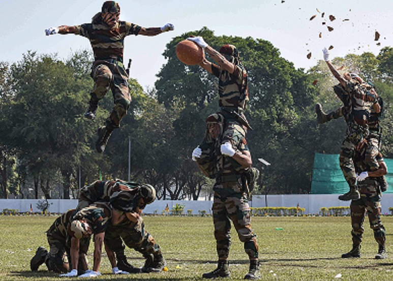 गोरखा राइफल्स रेजिमेंट के जवानों ने लखनऊ में एएमसी में फील्ड ट्रेनिंग एक्सरसाइज के उद्घाटन समारोह के दौरान खुखरी का प्रदर्शन किया