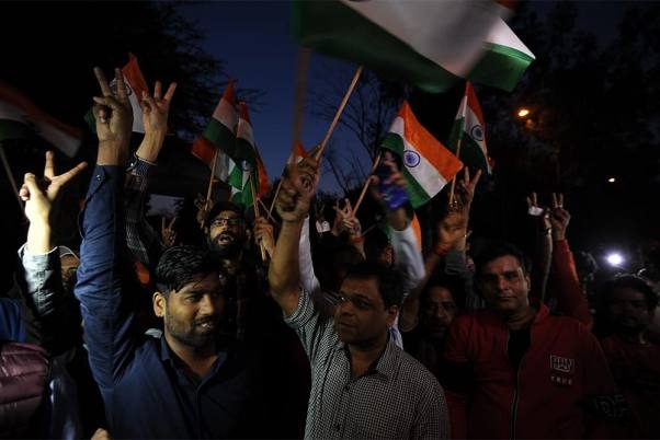 निर्भया केस के चारों दोषि‍यों को फांसी दिए जाने के बाद नई दिल्ली की तिहाड़ जेल के बाहर हाथ में बैनर लिए जुटे लोग