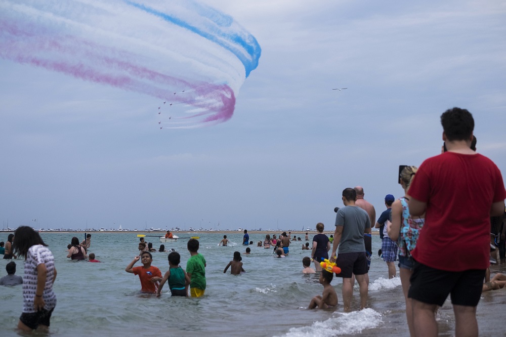 शिकागो के नॉर्थ एवेन्यू बीच पर रॉयल एयर फोर्स रेड एरो ने 61 वें शिकागो एयर एंड वाटर शो में एरियाल स्टंट का प्रदर्शन किया