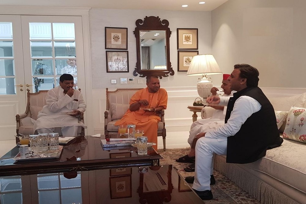 यूपी सीएम योगी आदित्यनाथ ने सपा नेता मुलायम सिंह यादव से उनके आवास पर मुलाकात की, सपा अध्यक्ष अखिलेश यादव और शिवपाल भी रहे मौजूद