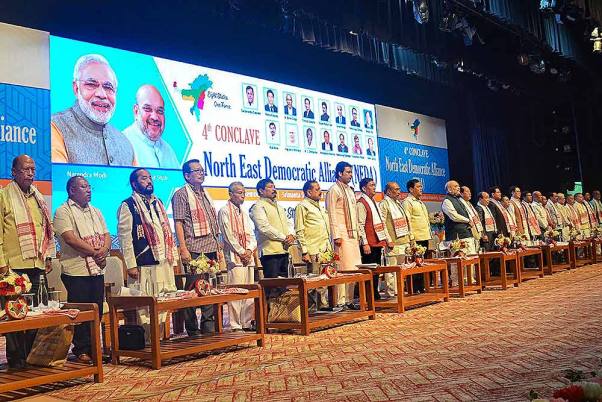 गुवाहाटी में नॉर्थ ईस्ट डेमोक्रेटिक अलायंस (NEDA) के चौथे कॉन्क्लेव के दौरान केंद्रीय गृह मंत्री अमित शाह और अन्य राज्य मंत्री