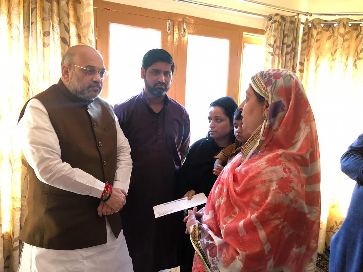 श्रीनगर में केंद्रीय गृह मंत्री अमित शाह ने 12 जून को आतंकी हमले में जान गंवाने वाले अनंतनाग के एसएचओ अरशद खान के परिवार से मुलाकात की।