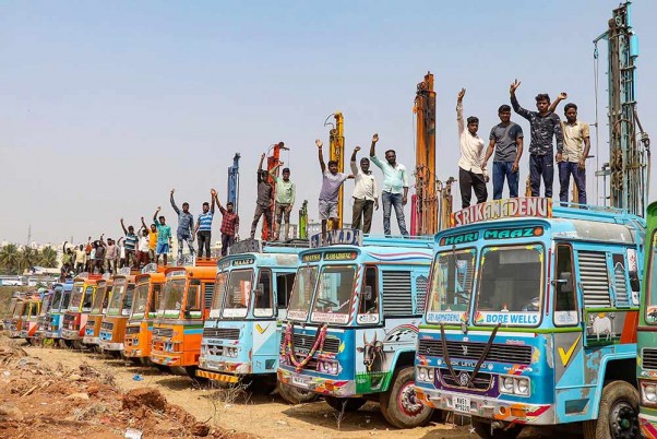 कर्नाटक रिग ओनर्स एसोसिएशन के सदस्यों द्वारा लगातार बढ़ती पेट्रोल की कीमतों के खिलाफ बेंगलुरु में विरोध प्रदर्शन