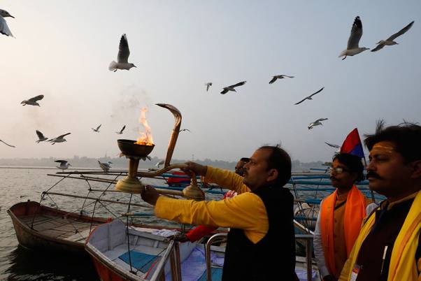 प्रयागराज के वार्षिक पारंपरिक मेले ‘माघ मेला’ में बसंत पंचमी के दिन गंगा और यमुना नदियों के संगम पर आरती करते पुजारी