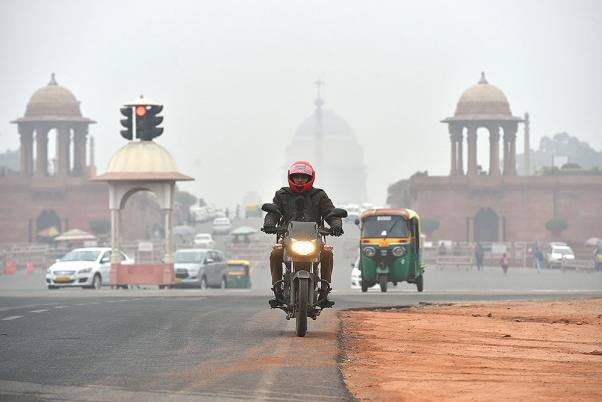 नई दिल्ली में कोहरे के दौरान रायसीना हिल्स का दृश्य