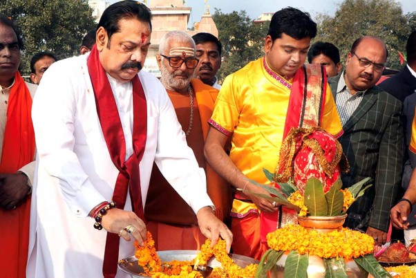 वाराणसी में अस्सी घाट पर प्रार्थना करते श्रीलंका के प्रधानमंत्री महिंदा राजपक्षे