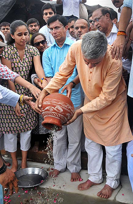 हरिद्वार में दिल्ली की पूर्व मुख्यमंत्री स्वर्गीय शीला दीक्षित की अस्थियां विसर्जित करते उनके पुत्र संदीप दीक्षित और परिवार के अन्य सदस्य।