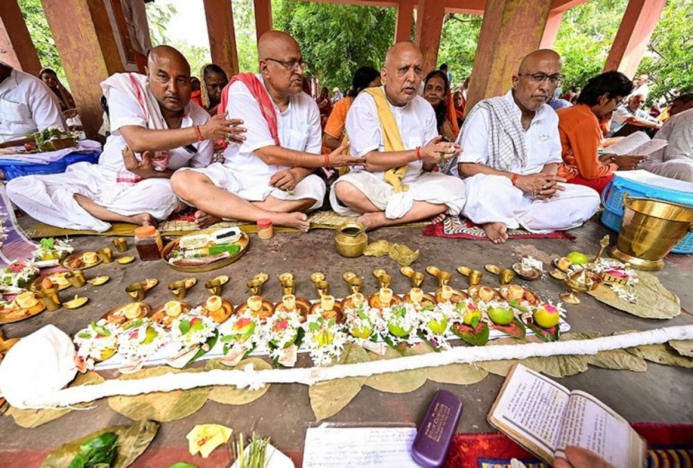 बोधगया में पितृ पक्ष के तीसरे दिन अपने पूर्वजों की आत्माओं की मुक्ति के लिए पिंड दान करते श्रद्धालु