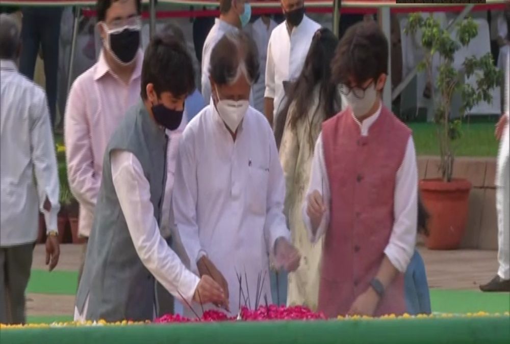 पूर्व प्रधानमंत्री लाल बहादुर शास्त्री की जयंती पर विजयघाट पहुंचकर उन्हें श्रद्धांजलि अर्पित करते उनके बेटे अनिल शास्त्री