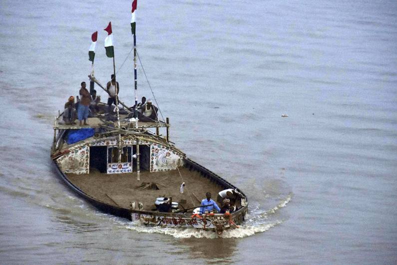 पटना में रेत खनन पर राज्य सरकार के प्रतिबंध के बावजूद रेत खनन कर गंगा नदी पार करती नौका