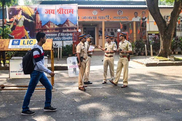 मुंबई में महाराष्ट्र के नव-निर्वाचित मुख्यमंत्री देवेंद्र फड़नवीस के घर के बाहर पुलिस कर्मियों का पहरा