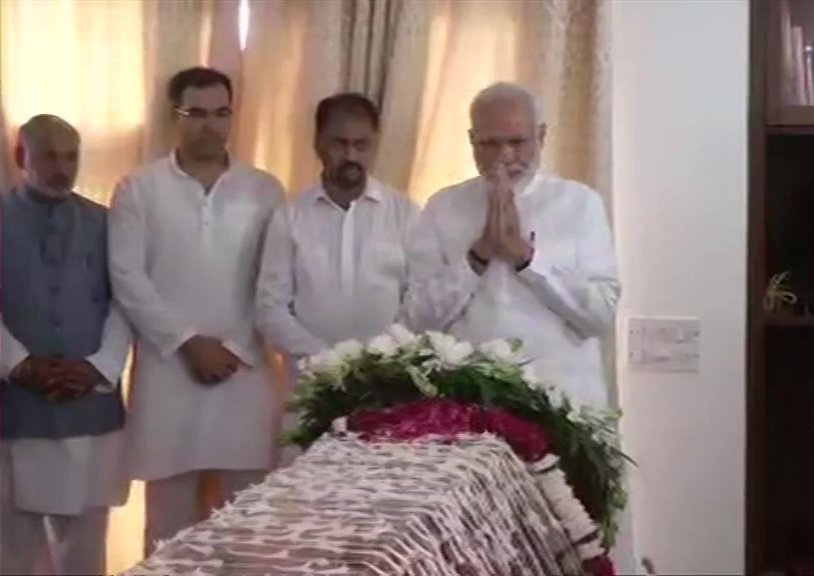 पूर्व विदेश मंत्री सुषमा स्वराज को श्रद्धांजलि अर्पित करते प्रधानमंत्री नरेन्द्र मोदी