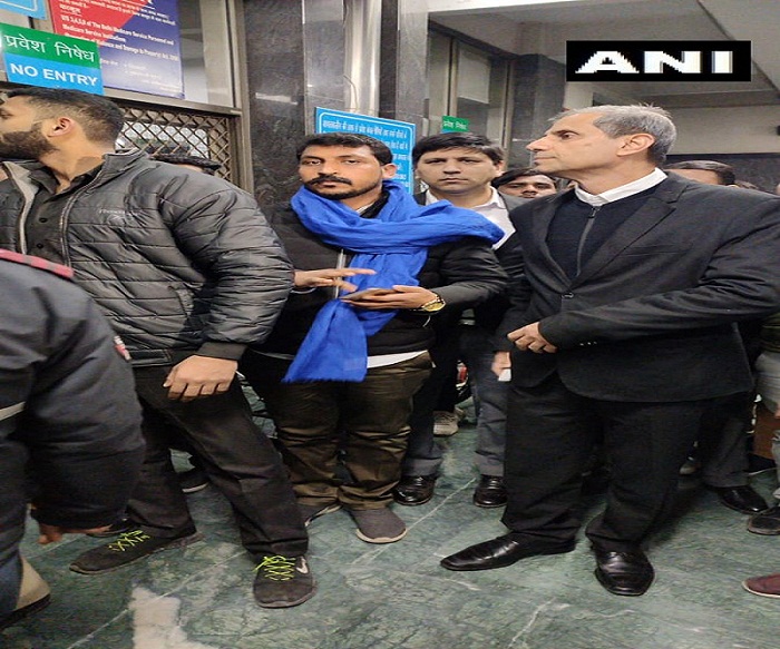 जामिया फायरिंग में घायल हुए छात्र से मुलाकात करने एम्स ट्रॉमा सेंटर पहुँचे भीम आर्मी प्रमुख चंद्रशेखर आजाद