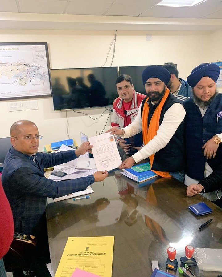 दिल्ली विधानसभा चुनाव के लिए हरि नगर से भाजपा उम्मीदवार के रूप में अपना नामांकन दाखिल करते तजिंदर पाल सिंह बग्गा