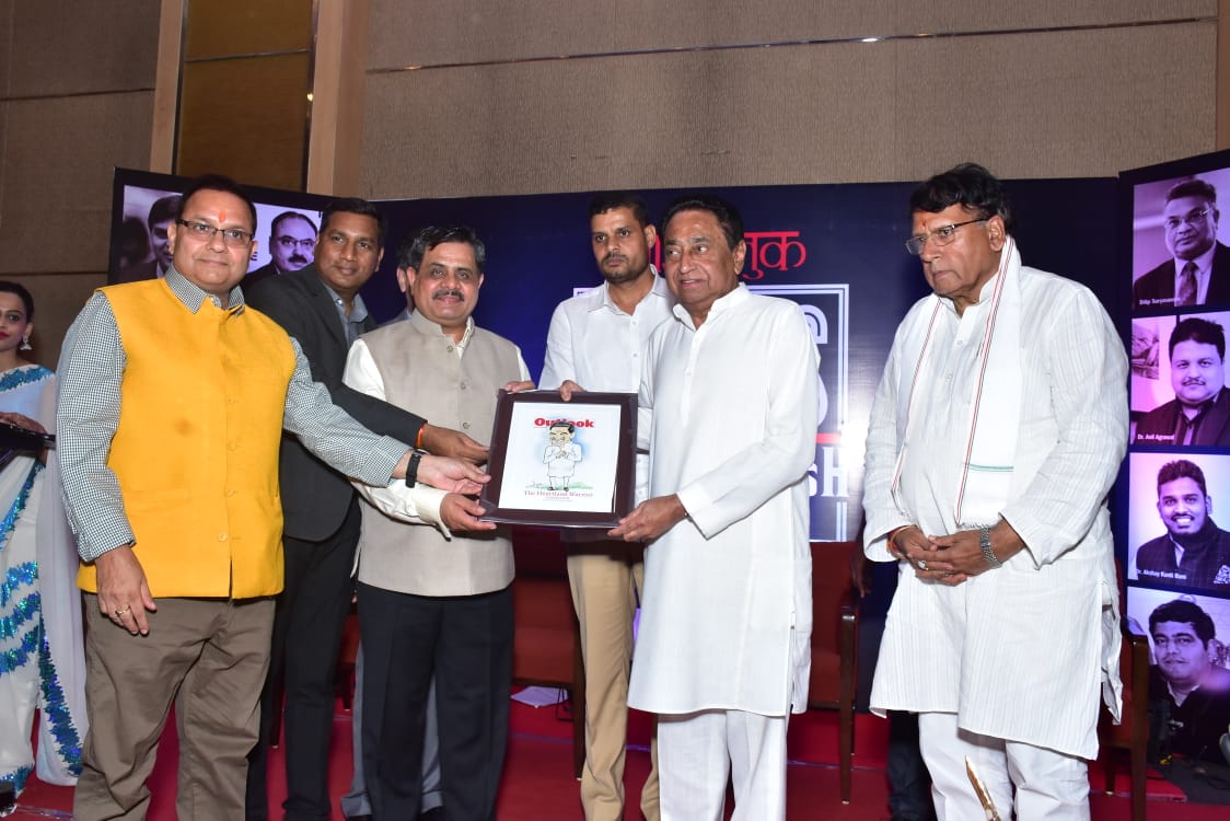 'आउटलुक' कॉफी टेबल बुक 'आइकॉन्स ऑफ मध्य प्रदेश' के विमोचन पर सीएम कमलनाथ।
