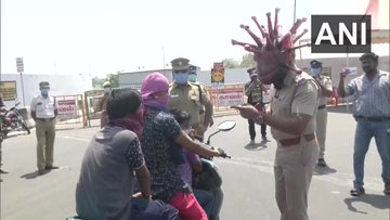 तमिलनाडु पुलिस ने लोगों को जागरूक करने के लिए निकाला अनूठा तरीका, कोरोनावायरस जैसा दिखने वाला हेलमेट किया डिजाइन।