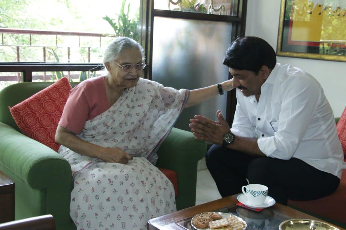 दिल्ली बीजेपी अध्यक्ष और उत्तर पूर्वी दिल्ली से दूसरी बार सांसद बने मनोज तिवारी ने दिल्ली कांग्रेस अध्यक्ष शीला दीक्षित से उनके घर जाकर मुलाकात की