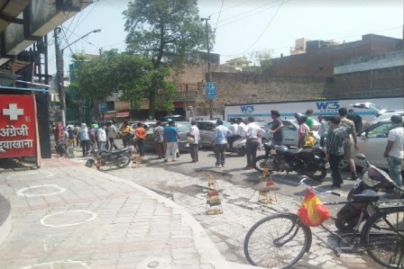 उत्तर प्रदेश में सोमवार को फिर से खोली गई शराब की दुकानों के बाहर लंबी लाइनें, नहीं दिखी सोशल डिस्टेंसिंग