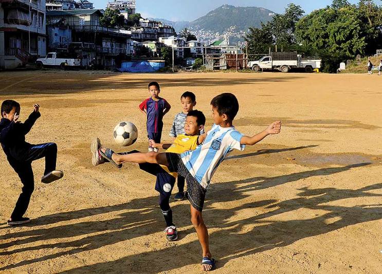 आइजोल के प्ले ग्राउंड में उत्साही लड़के