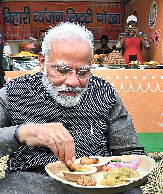 राजधानी दिल्ली में राजपथ पर 'हुनर हाट' में एक स्नैक्स स्टाल पर 'लिट्टी-चोखा' खाते प्रधानमंत्री नरेंद्र मोदी