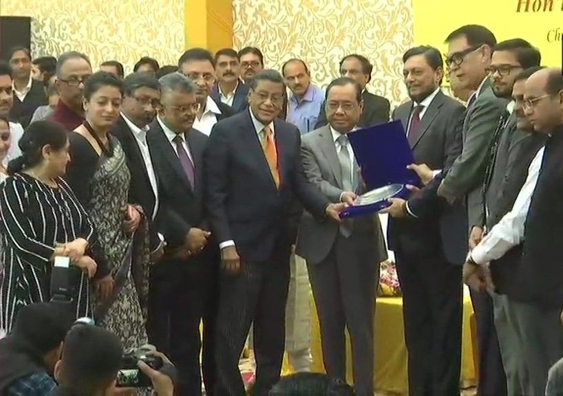 सुप्रीम कोर्ट परिसर में विदाई समारोह के दौरान भारत के मुख्य न्यायाधीश रंजन गोगोई